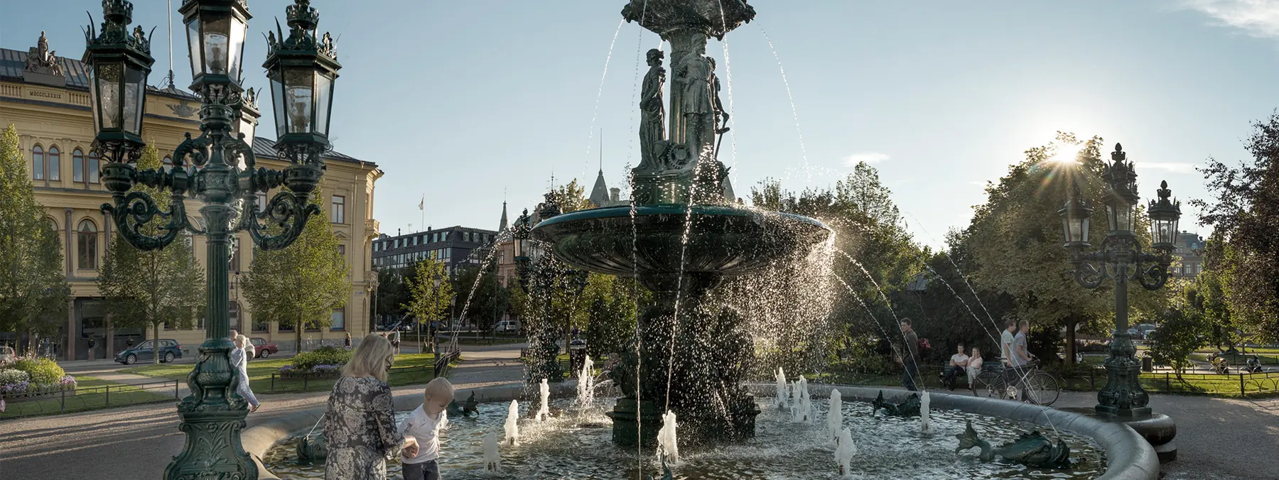 Fontän och gatlyktor i centrala Sundsvall